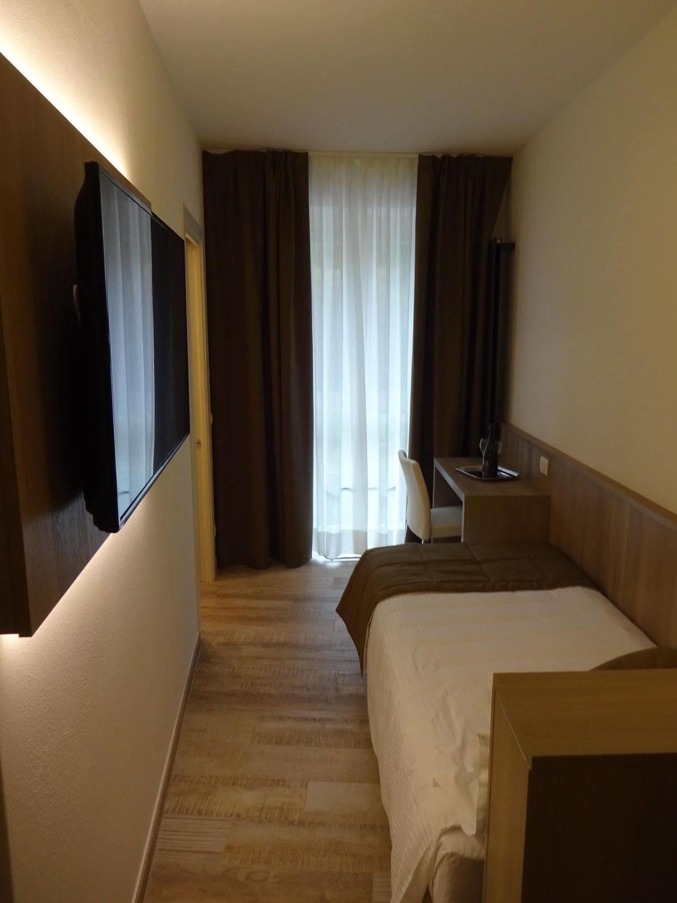 Italianway - Affittacamere Brenna San Fermo della Battaglia ภายนอก รูปภาพ